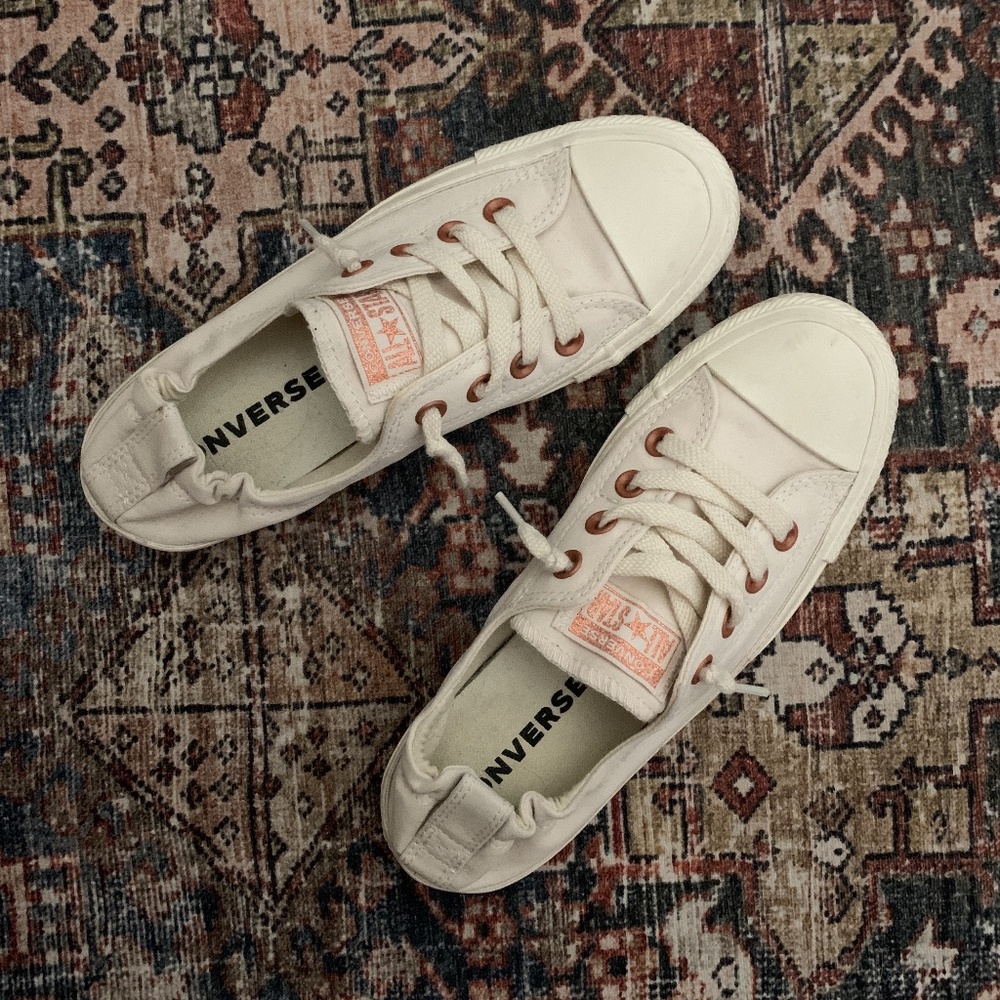 Off-white w/ rose gold detailing Converse - Size 7